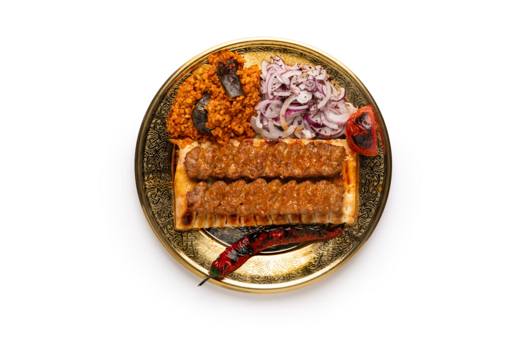 Izgarada pişmiş beyti kebap sunumu