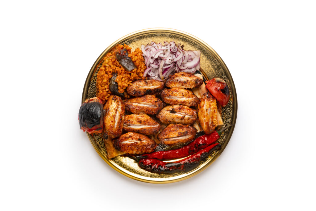 Kanat porsiyon Doğru seçilmiş bir aile restoranı, sadece yemek değil aynı zamanda unutulmaz anılar da sunar.