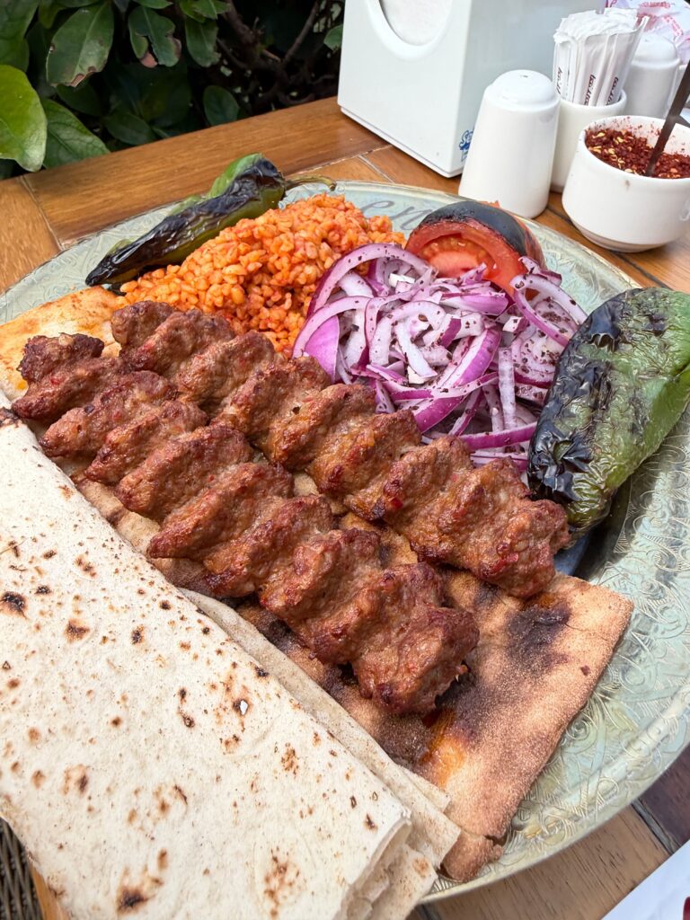 kebap ve sebzelerle sunum